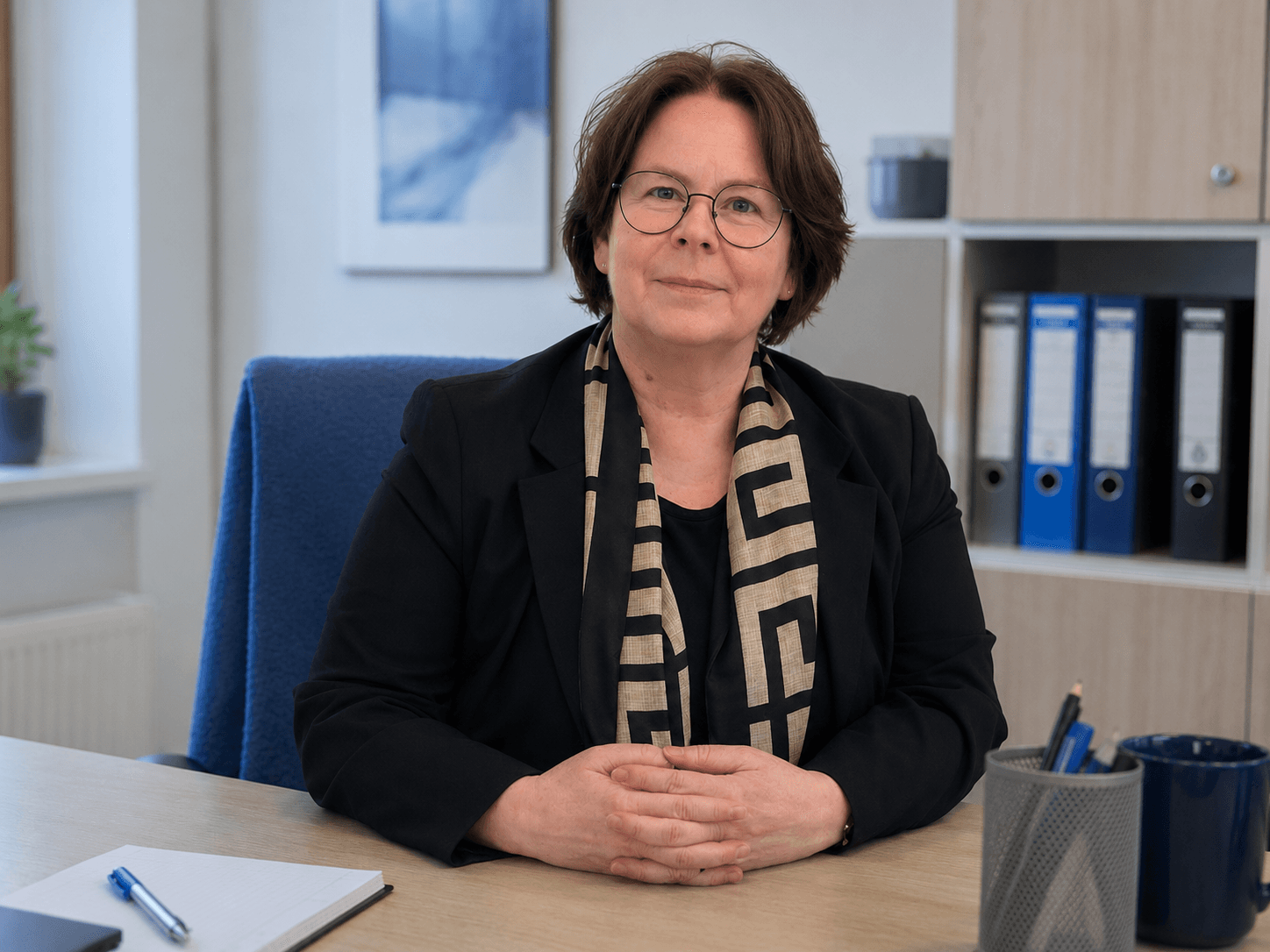 Monika Durst im Büro des AZAV Serviceportals in Köln